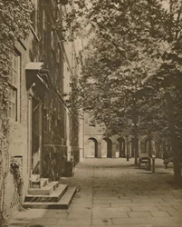 Pump Court ve svém letním oděvu z listí a slunečního světla, c1935.