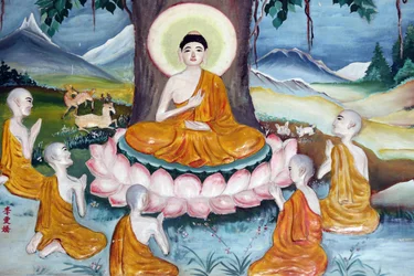 Chrám Quan The Am Bo Tat (Pagoda Avalokitesvara Bodhisattvy). Buddha Šákjamuni káže kázání – kolo zákona – svým pěti žákům. Vung Tau. Vietnam