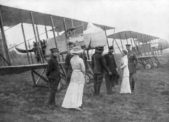 Belgická královna Alžběta na návštěvě spojeneckých pilotů, c1915