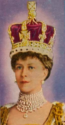 Královna Marie, choť krále Jiřího V., při své korunovaci, 1911, 1935