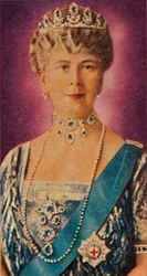 Queen Mary, choť krále Jiřího V., v soudních šatech, 1935