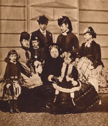 Královna Viktorie se svou snachou a vnoučaty, kolem roku 1880, 1935