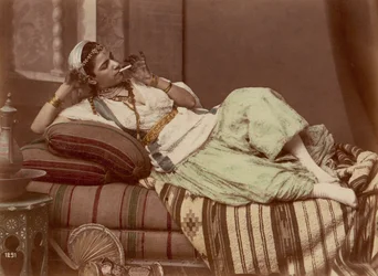 [Kouřící ležící žena], 1870-90.