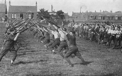 Rekruti se učí používat bajonet, 1915