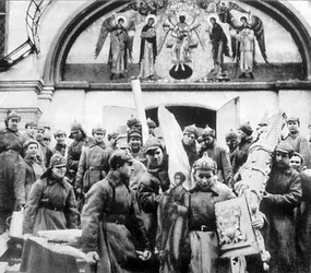 Vojáci Rudé armády zabavují církevní poklady Simonovského kláštera, Moskva, SSSR, 1925