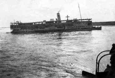 Říční loď Červeného kříže plující po řece Tigris, Mezopotámie, WWI, 1918