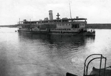 Říční loď Červeného kříže plující po řece Tigris, Mezopotámie, WWI, 1918