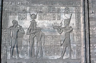 Reliéf na římské Mammisi, chrám Hathor, pozdně Ptolemaiovský a římský, 125 př. n. l. - 60 n. l.