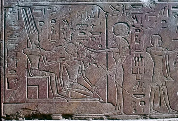 Reliéf zobrazující královnu Hatšepsut přijímající požehnání, Amunův chrám, Karnak, Egypt, kolem 1500 př.n.l.