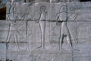 Reliéf zobrazující Ramesese II. před Ptahem, Ramesseum, Chrám Ramesese II., Luxor, Egypt, c1250 př.n.l.