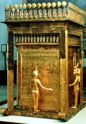 Replika baldachýnové truhly z hrobky Tutanchamona v Egyptě