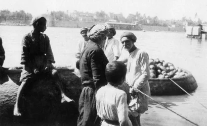 Říční plavidla naložená melouny, řeka Tigris, Bagdád, Irák, 1917-1919