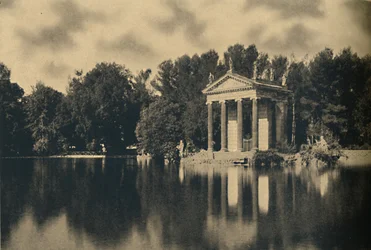 Roma - Villa Borghese Umberto I. - Malý chrám v zahradě jezera, 1910