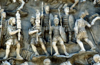 Římští vojáci se účastní dekursia, rituálního obcházení pohřební hranice, c180-196