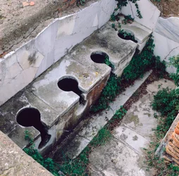 Římský záchod, Ostia, Itálie