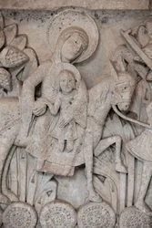 Románský basreliéf z hlavního města v katedrále Autun zobrazující Útěk do Egypta, Autun, Francie