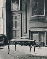 Pokoj v Boughton House, s komínem z počátku 18. století, 1927