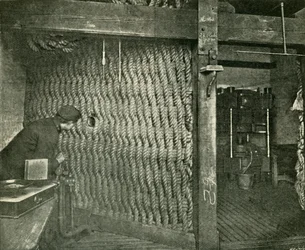 Síto lana používané k ochraně při lisování výbušné bavlny, 1901.