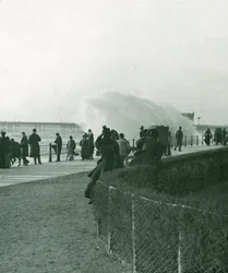 Rozbouřené moře nad promenádou v Hastings, Sussex, konec 19. a začátek 20. století.