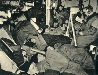 Royal Marines spící v gunhouse válečné lodi, druhá světová válka, c1939-c1943 1944.