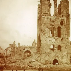 Zničená katedrála, Ypres, Flandry, Belgie, c1914-c1918