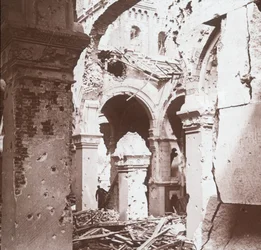 Zničený kostel, Albert, severní Francie, c1914-c1918