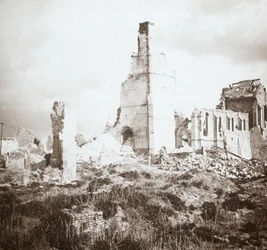 Zničený kostel, Chauny, severní Francie, c1914-c1918