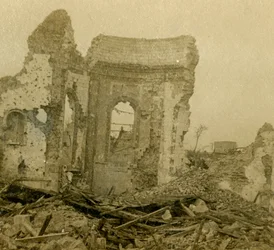 Zničený kostel, Combles, severní Francie, c1914-c1918