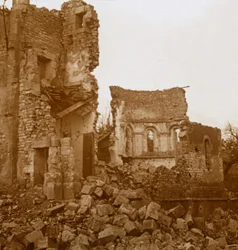 Zničený kostel, Trésauvaux, severní Francie, c1914-c1918