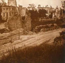 Zřícenina kostela a zámku, Francie, c1914-c1918