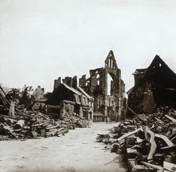 Ruiny, Craonne, severní Francie, c1914-c1918