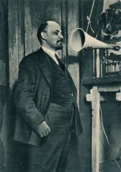 Ruský bolševický vůdce Vladimir Iljič Lenin při rozhlasovém nahrávání v Kremlu, Moskva, Rusko, 1919