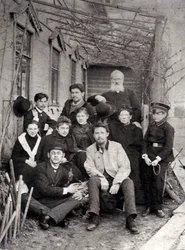 Ruský autor Anton Čechov s rodinou a přáteli, 1890