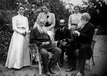 Ruský autor Leo Tolstoy s návštěvníky, Yasnaya Polyana, Rusko, konec 19. nebo začátek 20. století