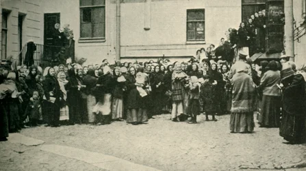 Manželky ruských vojáků čekající na zprávy z fronty..., První světová válka, 1915, c1920.
