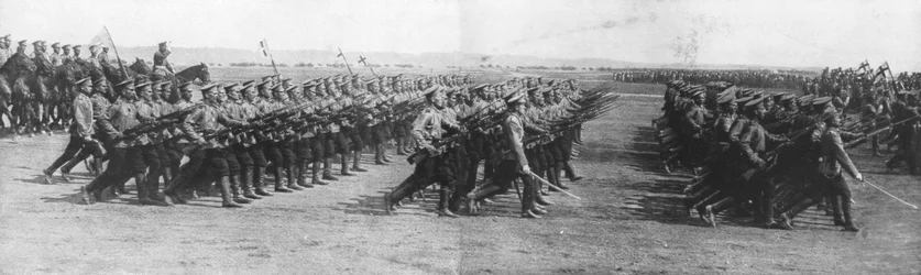 Ruské jednotky defilující během návštěvy francouzského prezidenta Raymonda Poincarese v Rusku, 22. července 1914.