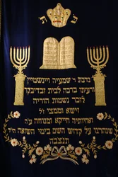 Opona posvátné archy v synagoze Stadttempel Vídeň Rakousko