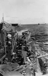 Námořníci spící na horní palubě britské bitevní lodi HMS Malaya, c1940-c1941