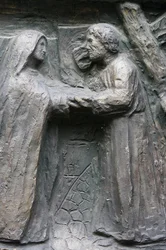 Kostel Saint-Pierre de Montmartre: Socha dveří Notre Dame: Ježíš se setkává se svou matkou na Via Dolorosa, Paříž, Francie