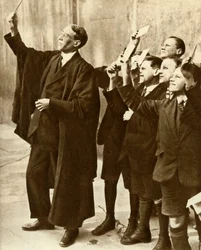 Školáci a učitelé pozorující zatmění Slunce, Británie, 1921, 1935.