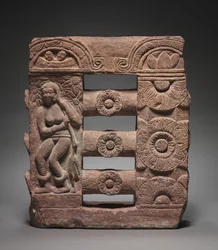 Část monolitického zábradlí s medailony Bather a Lotus, c. 150-250.