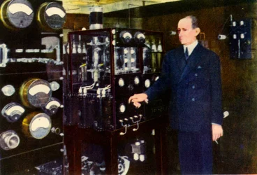 Senátor Marconi v bezdrátové místnosti své jachty.