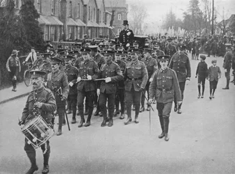 Seržanti táhnoucí svatební kočár z kostela, 1915