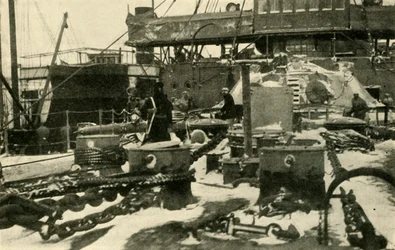 Loď dodávající uhlí v mrazivých podmínkách, první světová válka, 1914, c1920.