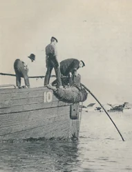 Shore End podmořského kabelu je obecně položen ze zapalovače, 1937