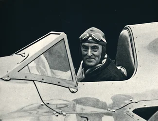 Sir Malcolm Campbell za volantem Bluebird, 1937