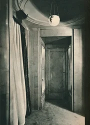 Malá předsíň se skříněmi v bílém platanu, c1925