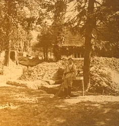 Voják mimo zákop, Bois des Loges, severní Francie, c1914-c1918
