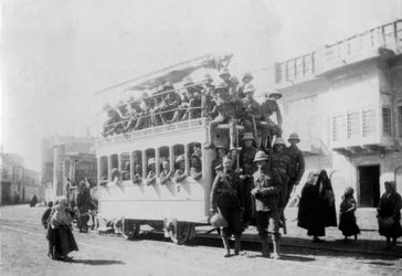 Vojáci z pluku East Surrey v Kazimain, na cestě do Bagdádu, Irák, 1917-1919