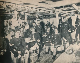 Vojáci v kabině transportéru, c1900.